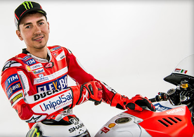 Biografi Jorge Lorenzo   Biografi Jorge Lorenzo   Biodata      Nama Lengkap : Jorge Lorenzo Guerrero  Agama : Katolik  Tempat Lahir : Palma de Mallorca, Pulau Balearic, Spanyol  Tanggal Lahir : Senin, 4 Mei 1987  Zodiac : Taurus  Warga Negara : Spanyol  Tinggi Badan : 171  Ayah : Jose Manuel Lorenzo  Ibu : Maria Guerrero  Saudara : Laura (adik perempuan)  Populer Sejak : Menjadi juara di kelas "250cc" (2006)               Perjalanan Karir  Jorge Lorenzo dilahirkan di pulau Balearic Mallorca, Spanyol pada 4 Mei 1987. Ia mulai mengendarai sepeda motor dirumah pada umurnya yang baru 3 tahun dan beberapa bulan kemudian dengan motornya ia ikut balap pertama, balap minicross. Di tahun 1995 pada umurnya yang kedelapan tahun, ia menjuarai Balearic dan kemudian tahun-tahun setelahnya ia juga menjuarai kelas tersebut, seperti kelas trial, minimoto, dan motocross junior dan ia selalu menyandang gelar juara.   Lorenzo lulus ke road race disana dan di kejuaraan nasional di 1997 dan tidak membuatnya bertahan lama untuk melangkah maju, menjuarai kejuaraan Aprilia 50cc di 1998. Karena ia terlalu muda, ada dispensasi khusus buatnya di tahun 2000 yang mengijinkannya untuk berkompetisi di seri Spanish kelas 125cc pada umurnya yang masih 13 tahun dan ia membuat sejarah pada tahun berikutnya ketika berkompetisi di Eropa dan menjadi pembalap termuda yang pernah ada pada kelas Eropa pada kejuaraan 125cc.