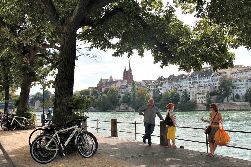 Pas grandchose Floating down the Rhine in Basel