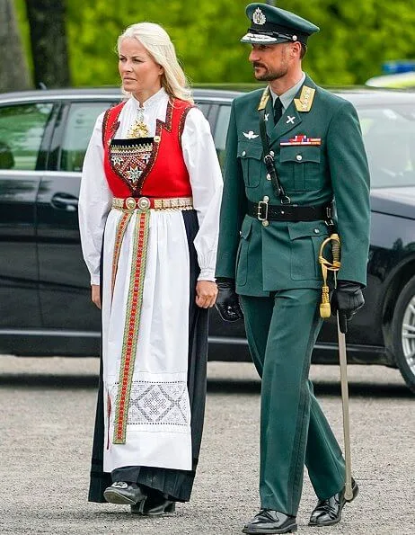 King Harald, Crown Prince Haakon. Queen Sonja and Crown Princess Mette-Marit is wearing traditional clothing