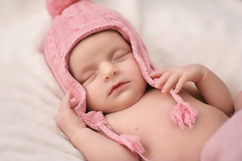 pixabay.com/en/newborn-baby-girl-pink-hat-cute-1400757