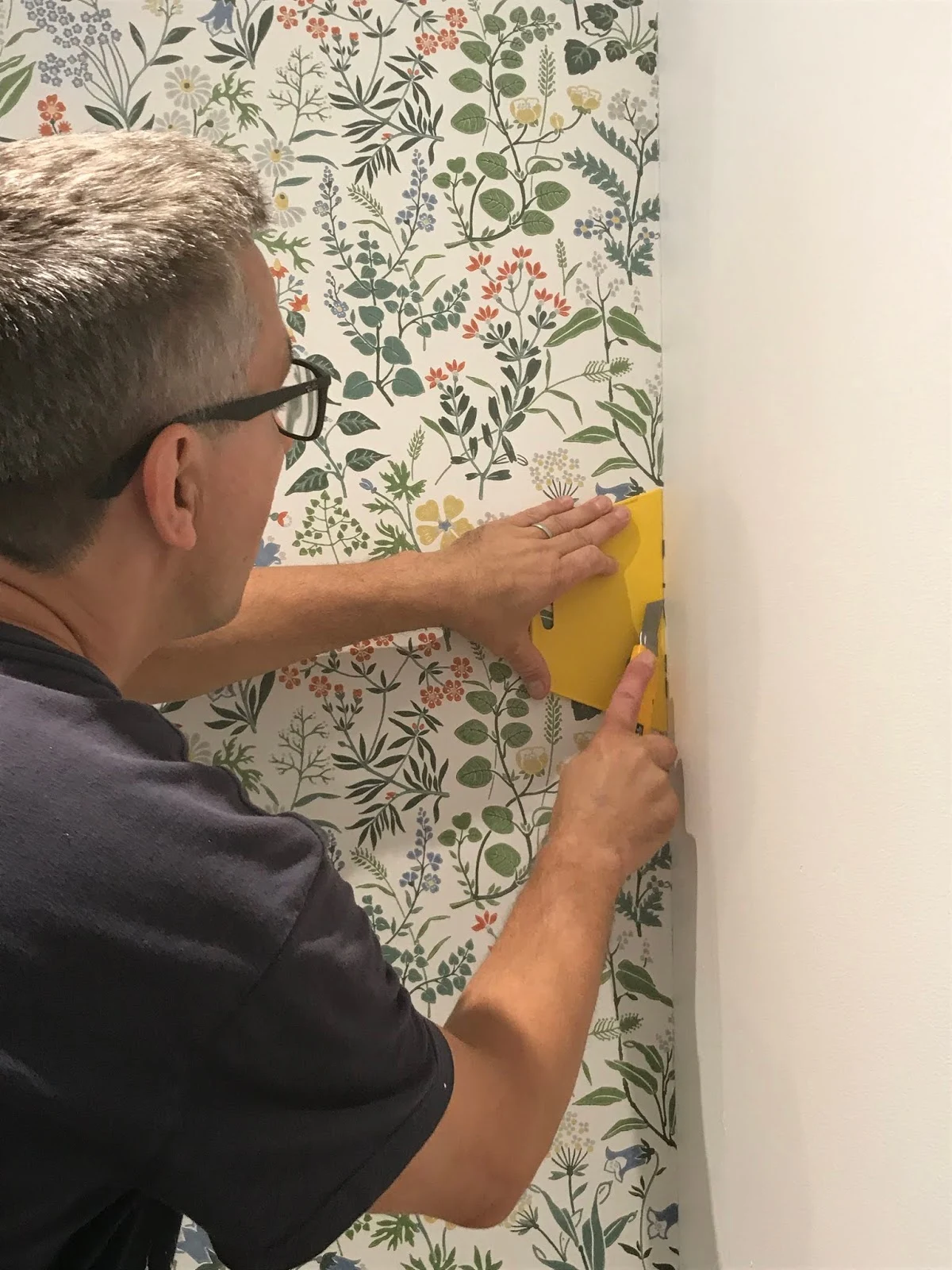 how to apply wallpaper around a corner, how to match wallpaper patterns, wallpaper installation