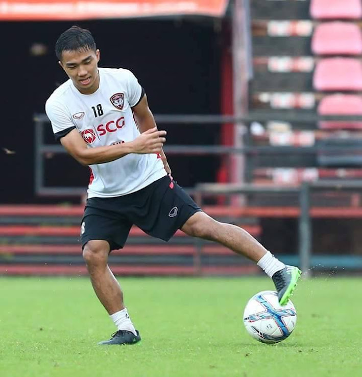 زبى+هايج The boots worn by the Thai Player are not modified and just the same ...