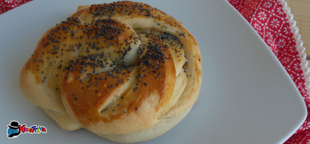 Panino intrecciato con semi di papavero Panino intrecciato con semi di papavero