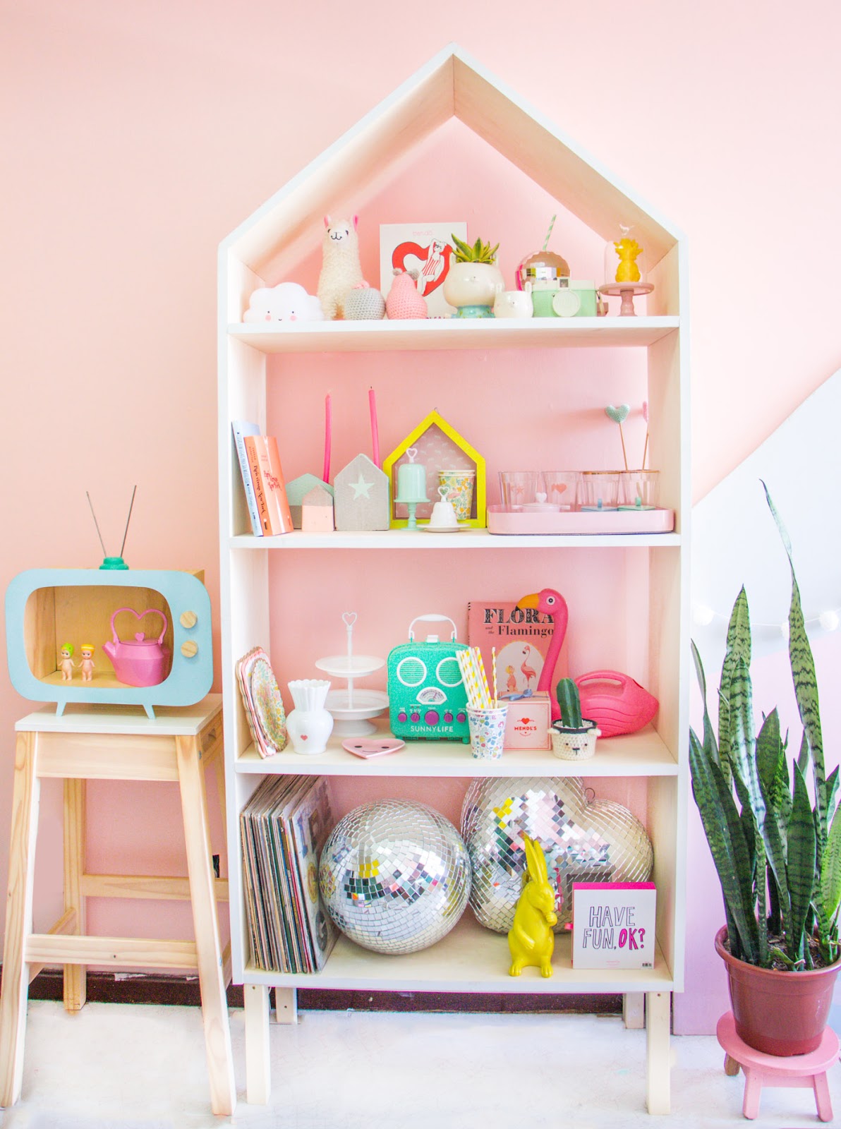 apartamento pequeno parede rosa estante fofa casinha