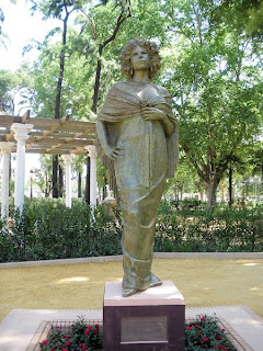 Sevilla - Estatua de la Duquesa de Alba 01