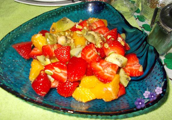 Salada de fruta com morango kiwi e laranja Salada de fruta com morango kiwi e laranja