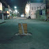 Bueiro aberto sinalizado com tábua na avenida Ulisses Caldas no centro