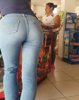 Morena con bonito trasero redondo en jeans Morena bonito trasero redondo jeans