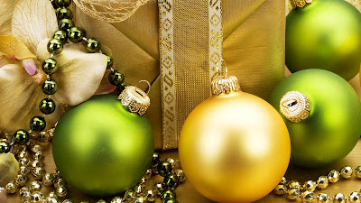 Foto met groene en gele kerstballen