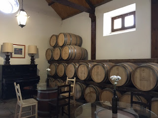 Quinta de Alcube - Vinícolas de Portugal dentro da loja da vinícola com barris de vinhos