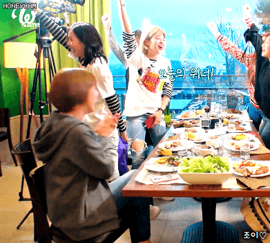 홍삼게임을 너무 열심히하다가 귀걸이를 잃어버린 트와이스 미나.gif | 인스티즈