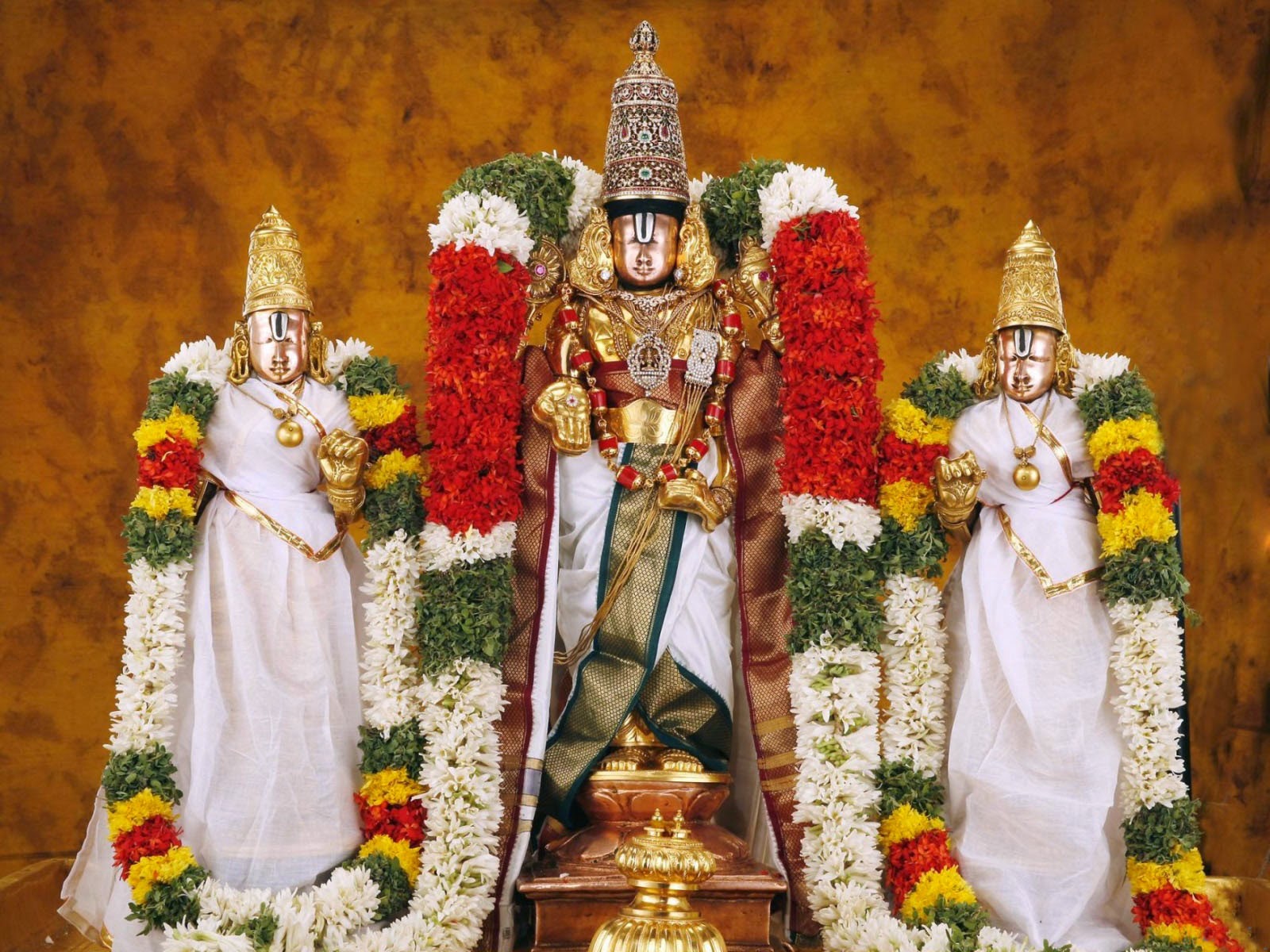 Lord Venkatesha with Lakshmi, Padmavathi Devi Wallpapers | Hindu God Image  