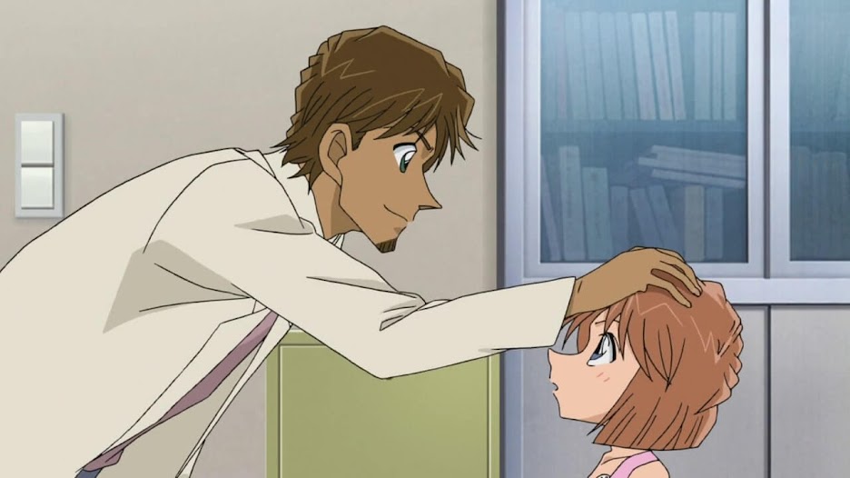 Higo thanks Haibara with a pat on the head. From episode 823.