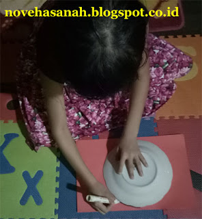 Gunakan piring dan spidol untuk membuat lingkaran, pastikan ukuran piring sesuai dengan ukuran kotak sarung yang digunakan (masuk di dalam kotak/diameternya sedikit lebih kecil dari panjang dan lebar kotak).