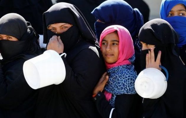 έφηβοι αναγκάζονται να κάνουν σεξ