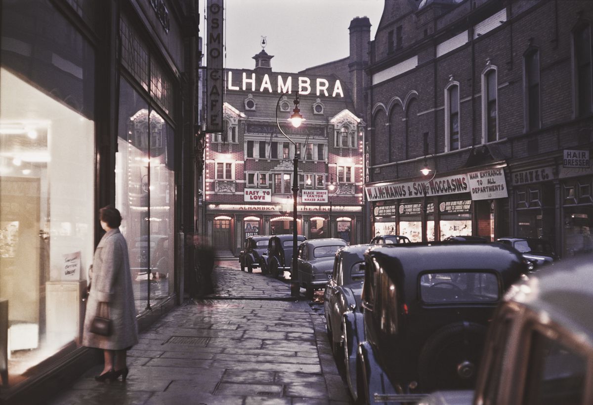 26 Wonderful Color Photographs Captured Everyday Life in Belfast in