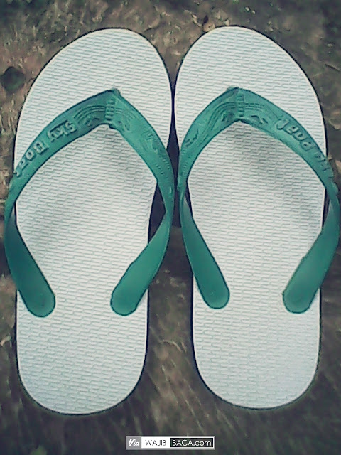 Berbahaya, Jangan Terlalu Sering Menggunakan Sandal Jepit!