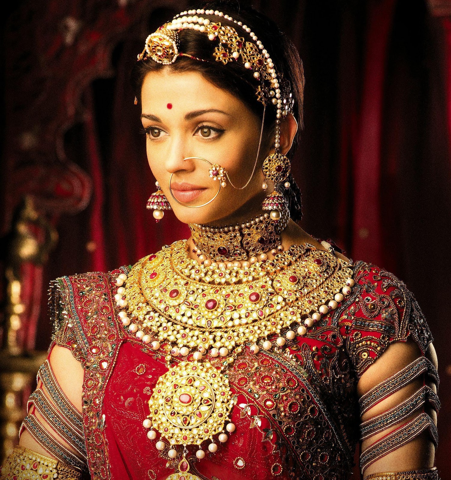 Bollywood Actresses Wallpaper Aishwarya Rai In Red Saree