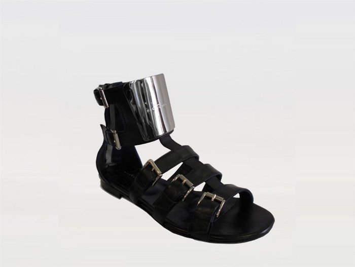 Un modello flat della collezione donna John Richmond shoes p/e 2014 