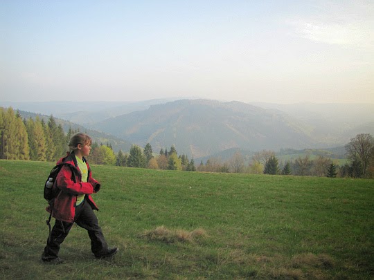 Polana przed Chatą Kamenitý. Po drugiej stronie doliny wznosi się Mionší vrch (883 m n.p.m.).
