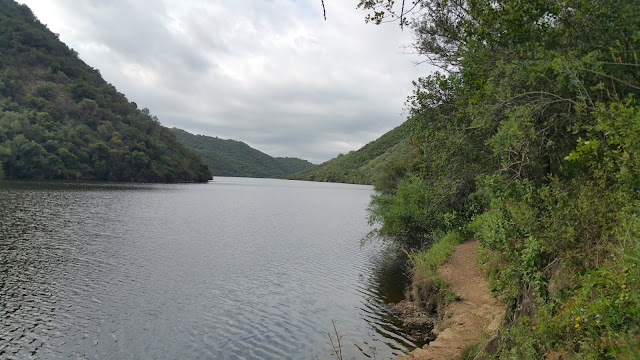 Sendero de los Ángeles a orillas del río Bembézar .