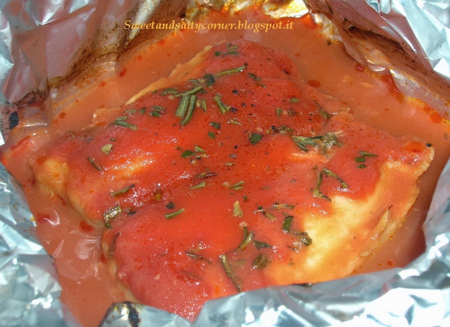 filetti di merluzzo al cartoccio con pomodoro e rosmarino