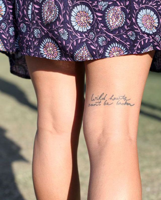 vemos a una modelo con tatuajes en las piernas