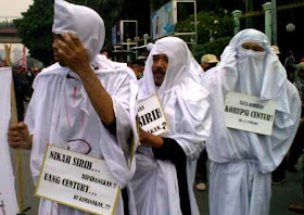 http://2.bp.blogspot.com/-jECTyTDrqLc/Ta_mSz_VslI/AAAAAAAAAKI/qtrf2oummQA/s1600/Pocong-Demo02.jpg