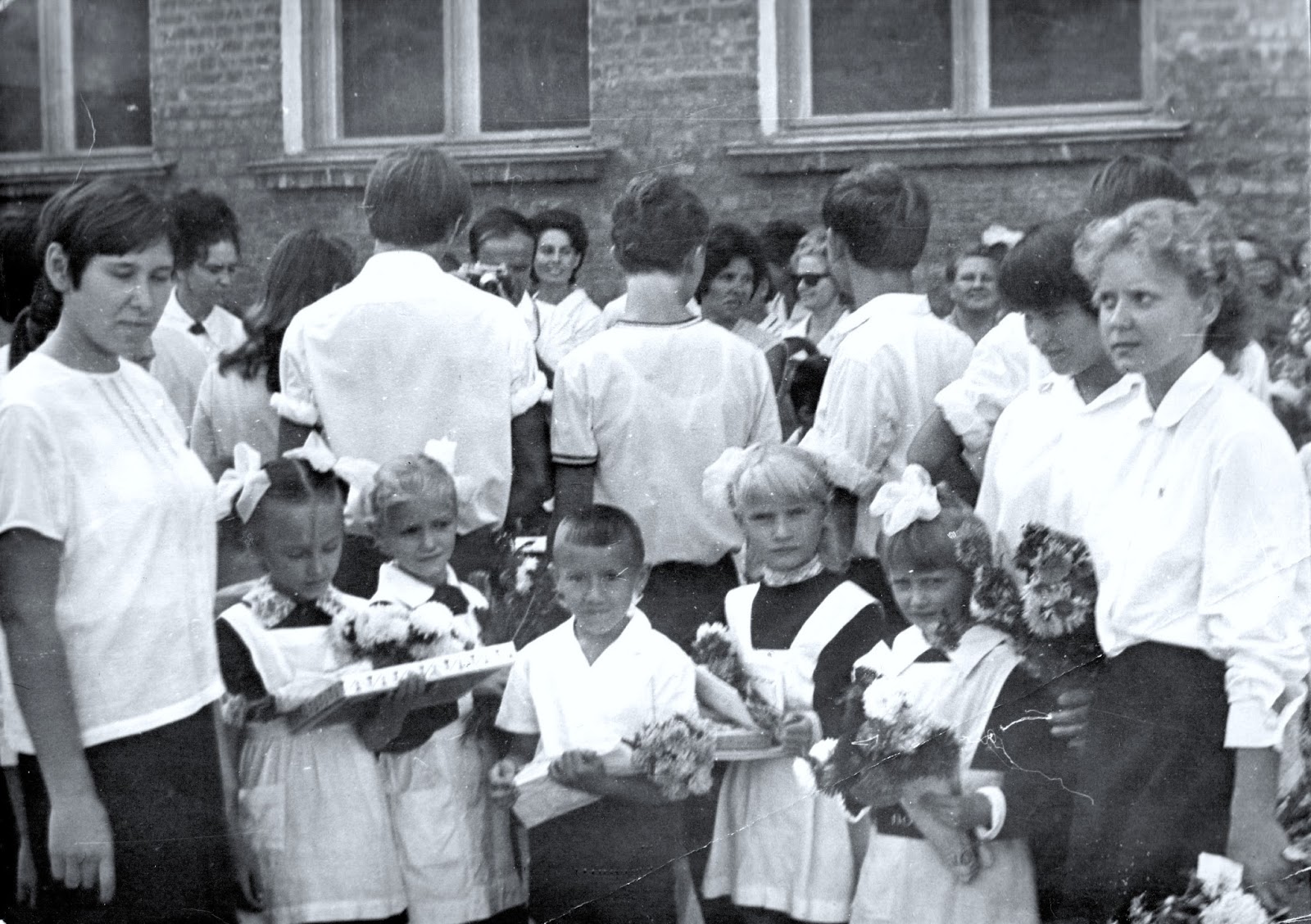 Школа в 1971 году. Мои школьные фото 1971. Быстро летят школьные годы фото. Мытищи 1 сентября исторические фотографии.