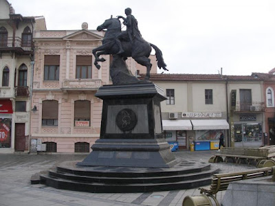 Ξηλώνουν και τα αγάλματα στα Σκόπια  