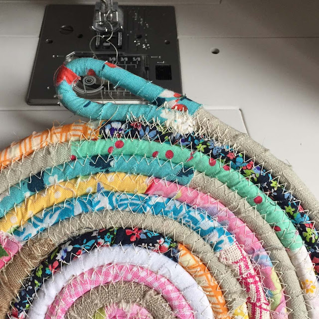 Roxy Creations: Easy rope basket tutorial