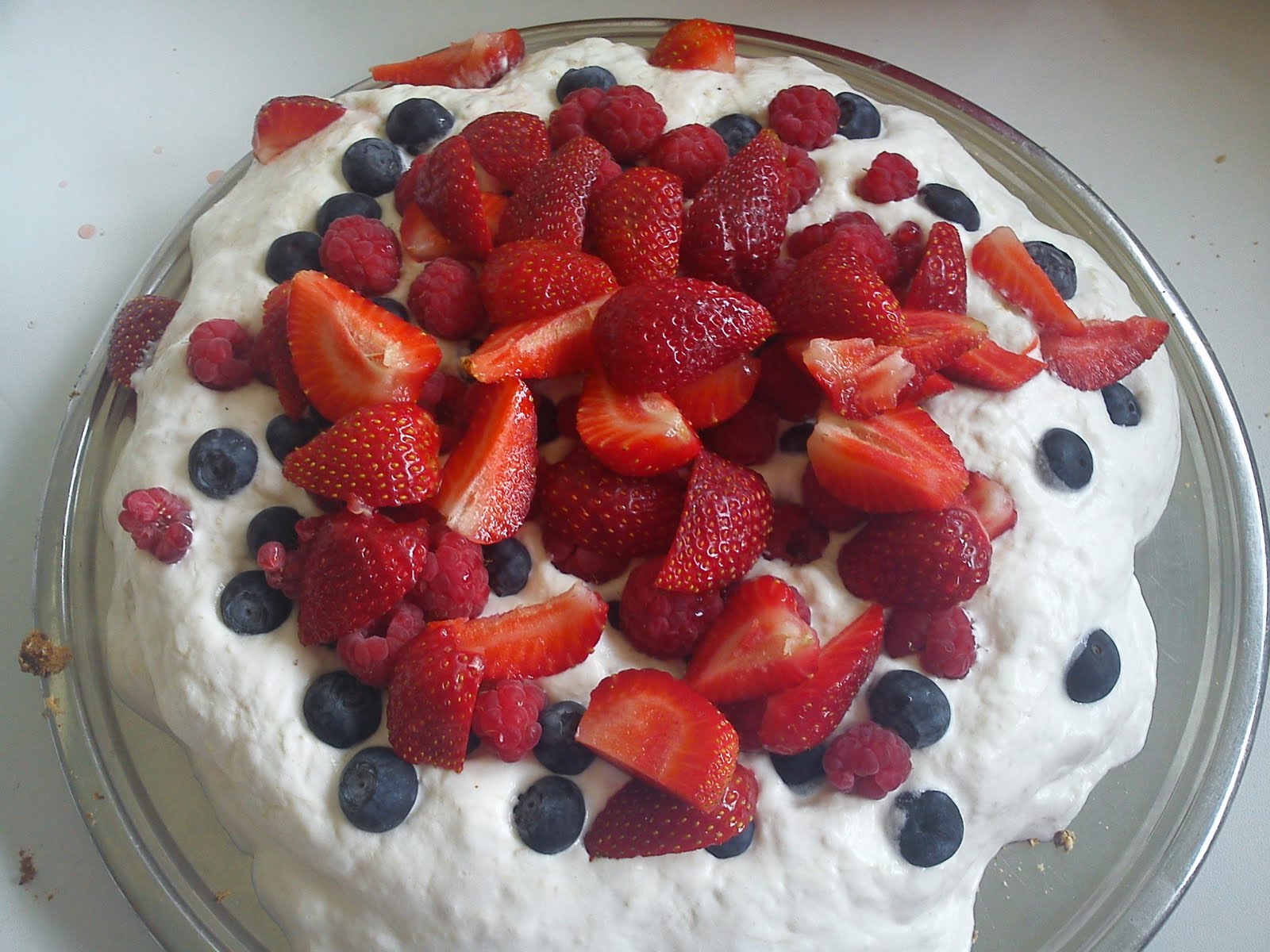Kitchen of Kiki Meringue dream with rhubarb foam and sweet berries