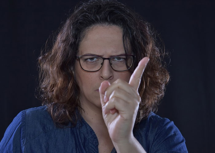 mulher fazendo cara de quem tá agindo para fazer algum acoisa mulher fazendo cara de quem tá agindo para fazer algum acoisa