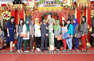 Foto bersama kolega istri di JACO TV Shopping Medan