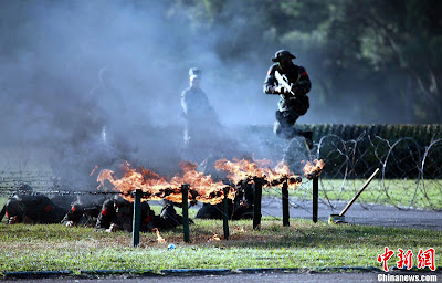 pla garrison hong kong hunter equipment held wire drills exhibition battle overcome barbed bellows position low through type