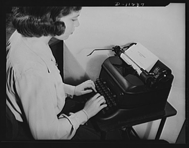 Before Computer Here Is What People Worked With Their Typewriters in