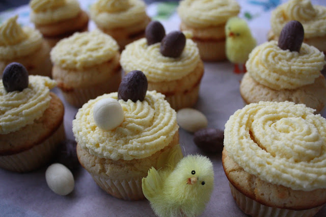 sitruunakuppikakku sitruunakuppikakut kuppikakku cupcake sitruuna pääsiäinen suklaamuna kuorrutus
