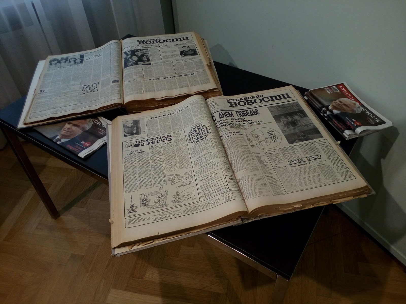 Ветер посвистывал в рамках и шевелил на полу старые газеты