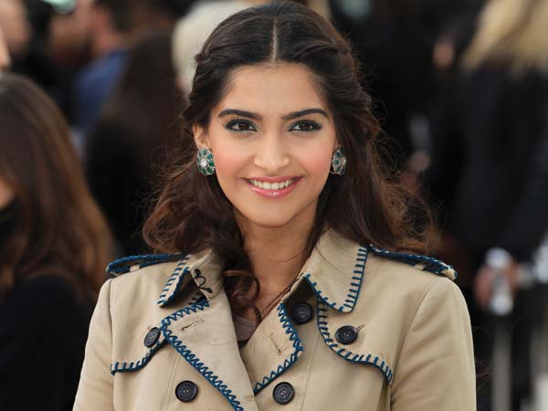 Latest Garam Gossips - No. 1 Bollywood Information Website: Sonam Kapoor  clothes on auction, this Christmas!
