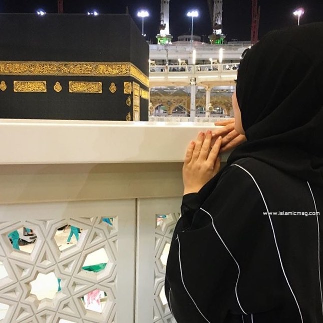 Picture of Muslim Girl in Makkah Praying 