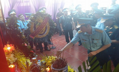 Xuc dong canh que huong don liet sy Tran Quang Khai tro ve - Anh 13