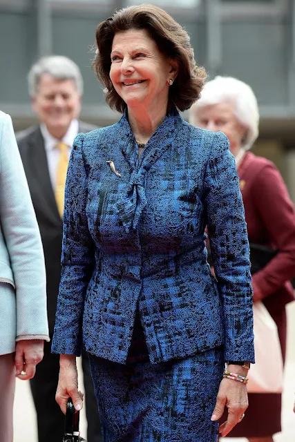Queen Silvia of Sweden visit the plenary hall of the regional parliament in Duesseldorf, western Germany. Princess Madeleine, Princess Sofia, Princess Victoria