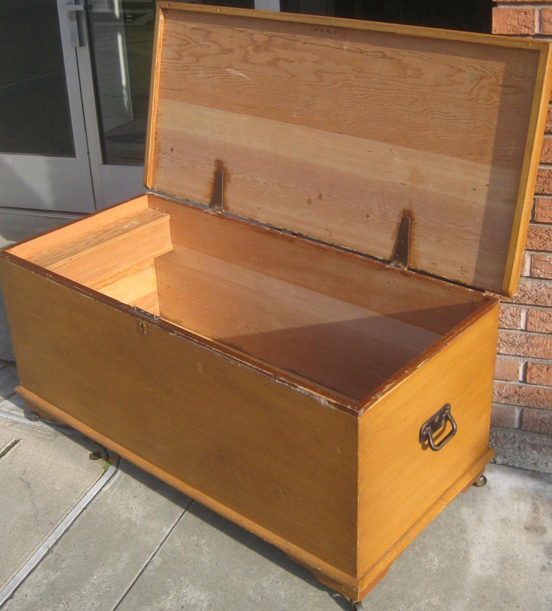 UHURU FURNITURE & COLLECTIBLES SOLD Wooden Trunk 50