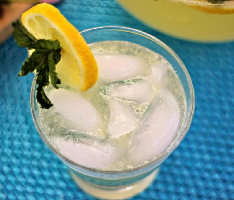 Sparkling Mint Lemonade: Refreshing and not too sweet!  #drinks #lemonade