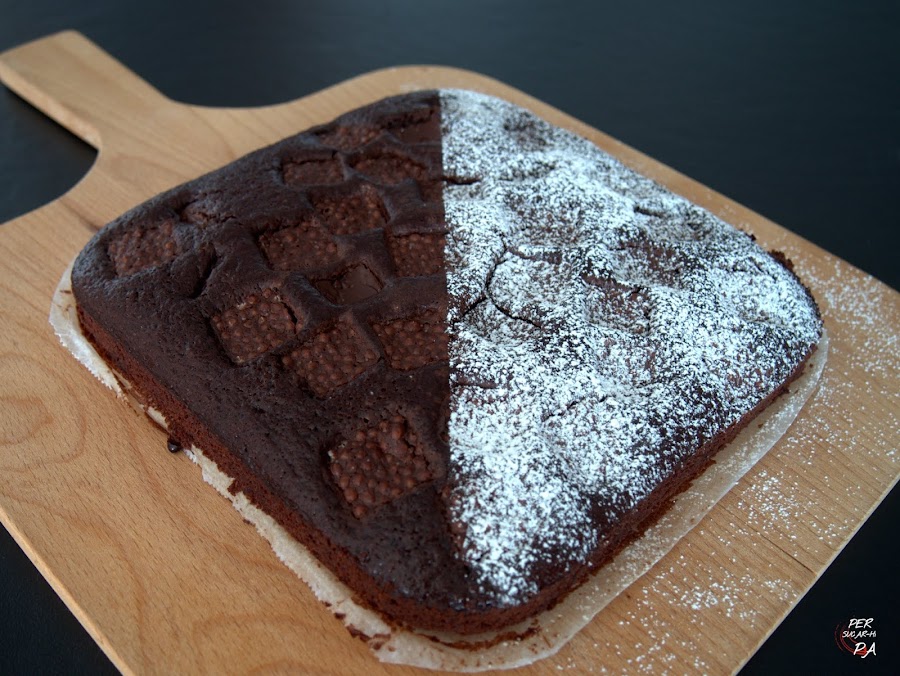 Brownie de turrón de chocolate, el de toda la vida, con arroz inflado. Un bizcocho con aires navideños.