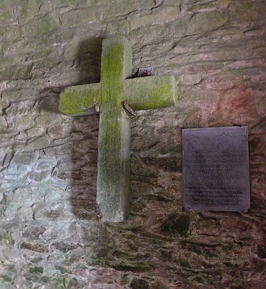 Krzyż w przedsionku kaplicy św. Wawrzyńca.
