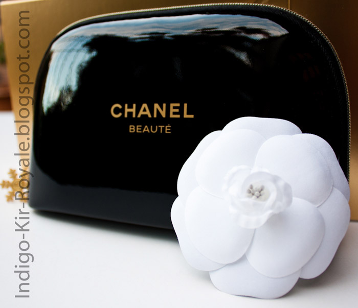New Elegant CHANEL Beauté Cosmetic Makeup Pouch-Bag Snowflakes Zipper -  SMALL