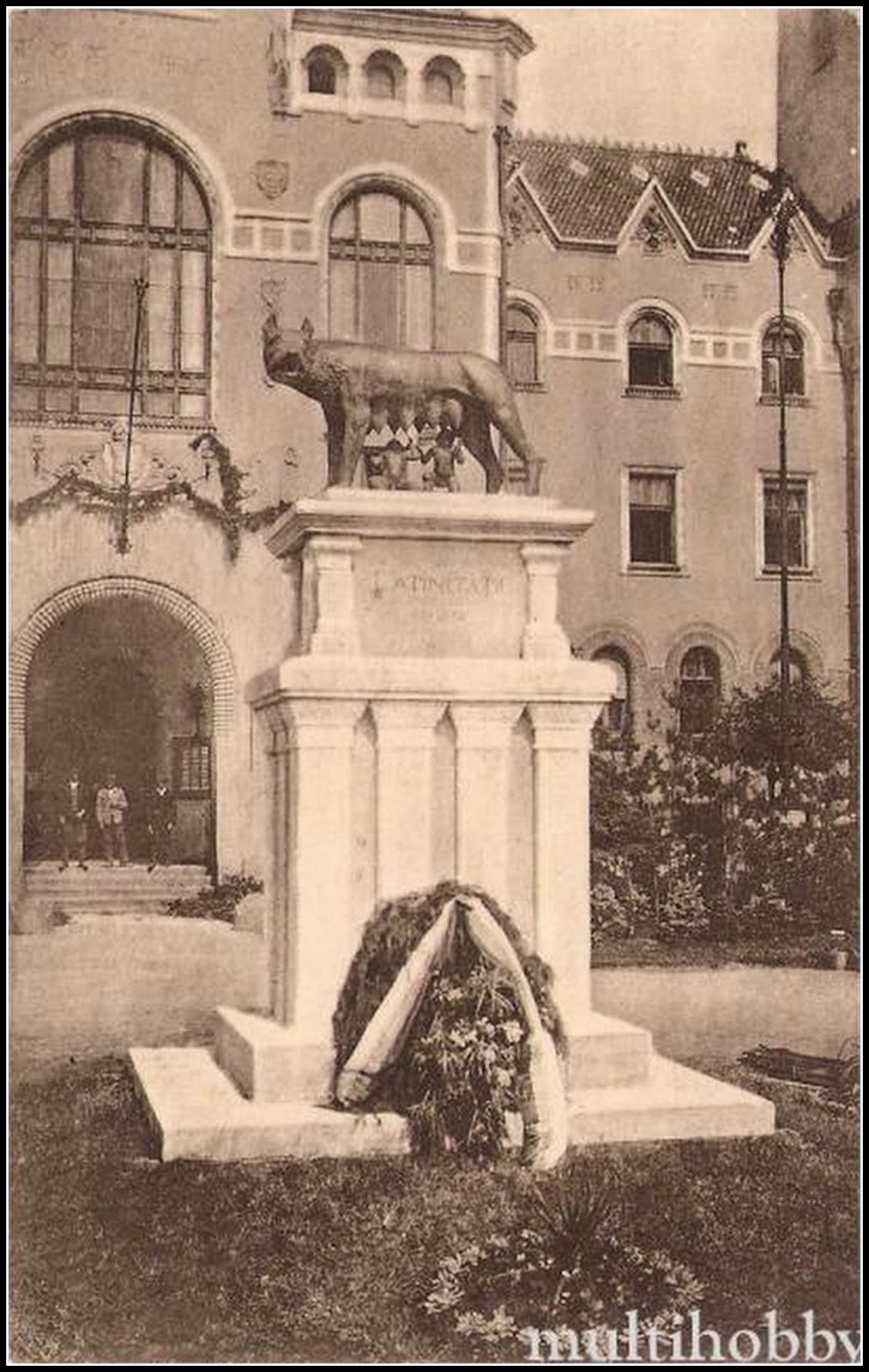 Lumea văzută din Turda Turda Piata Romana Statuia Lupa Capitolina