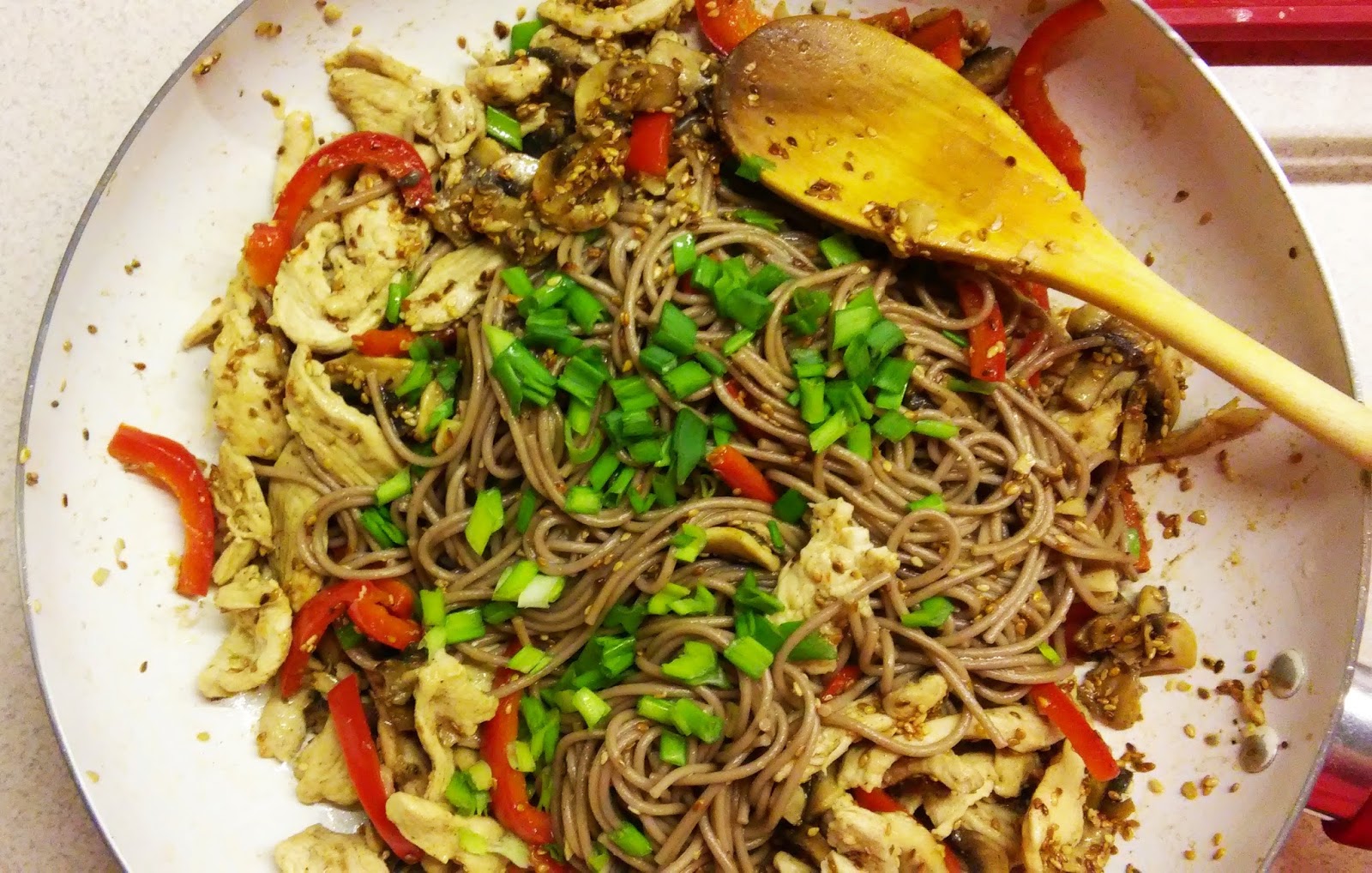 Rodem z Kuchni Makaron soba z kurczakiem, papryką i sezamem