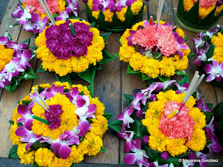 LOY KRATHONG. FLORES EN EL AGUA, BANGKOK. TAILANDIA